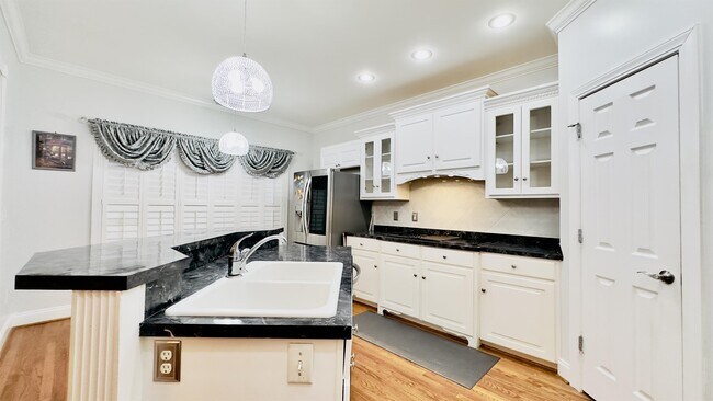Building Photo - 423 Sterling Dr
