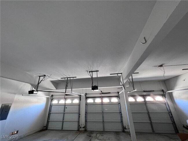 Building Photo - 8401 Desert Quail Dr