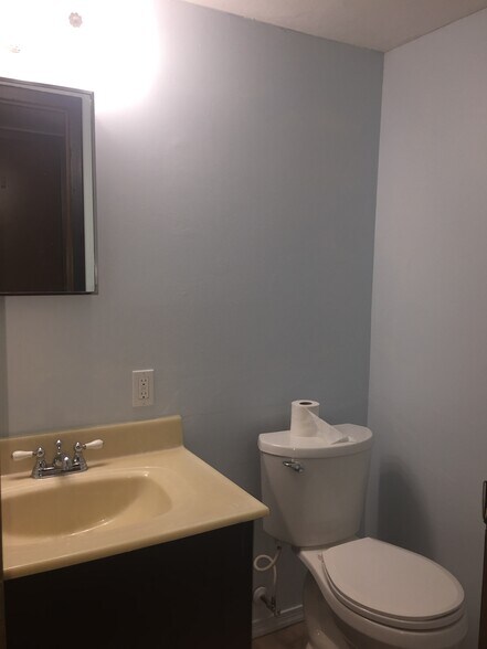 Building Photo - 570 Jamestown Ct