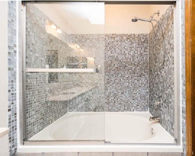 Building Photo - 6085 Tara Hill Dr