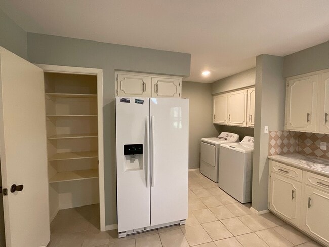 Building Photo - *NOW AVAILABLE* Absolutely Gorgeous 2 Bedr...