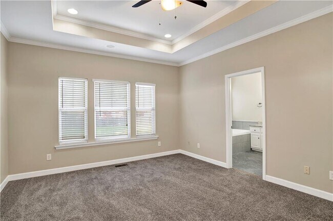 Building Photo - 708 Monarch Dr W