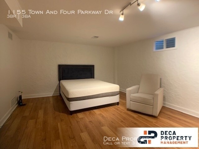 Building Photo - 3 Bedroom Townhome