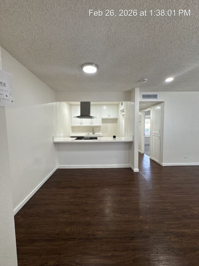 Building Photo - $500 off 1st months rent!  Upstairs unit available now!