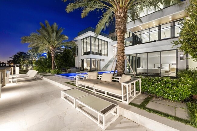 Building Photo - 440 Mola Ave