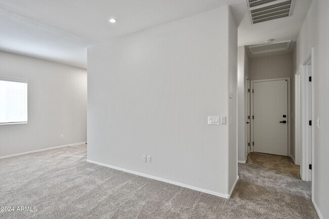 Building Photo - 1949 E Saddle Dr