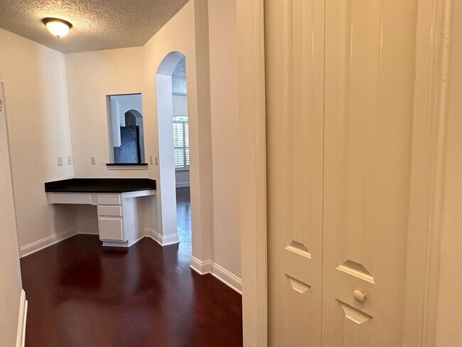 Building Photo - Screened In Ground Pool! Close to Schools, Shopping, Restaurants!