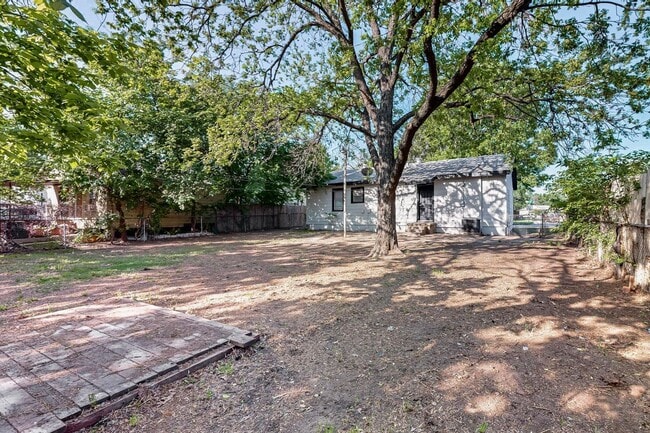 Building Photo - Charming 2-Bedroom Cottage with Big Backyard