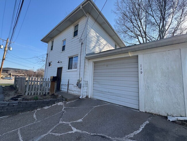 Building Photo - 3 bedroom 1 bath home with a sunroom in Davenport