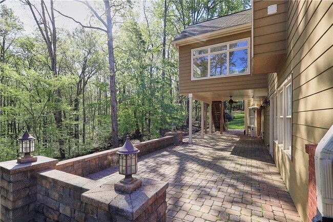 Building Photo - 2740 Stonehill Way