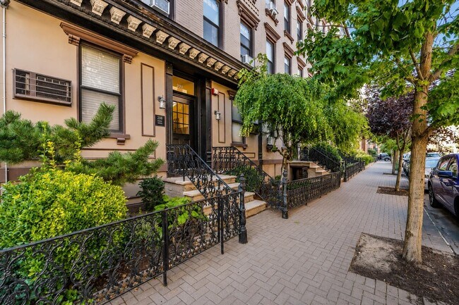 Building Photo - 208 Willow Ave