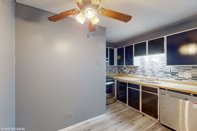 Building Photo - 2432 Waterbury Dr