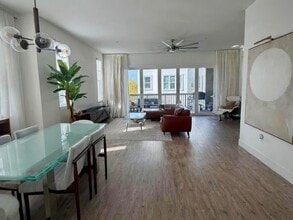 Building Photo - Luxury 4BR Home w/ Dual Side Yards, Putting Green & Master Suite