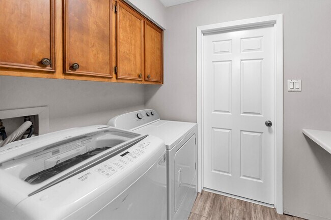 Building Photo - 3353 Knob Oaks Dr