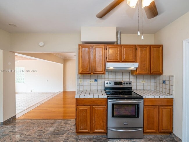 Building Photo - 9441 Byron Ave