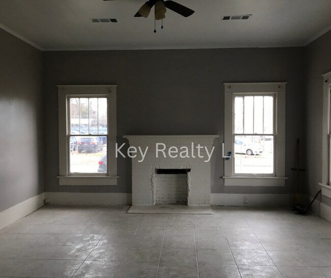 Building Photo - 2402 Lee St