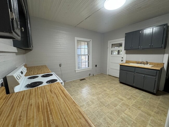 Building Photo - 2 Bedrooms- 1 Bathroom- Apartment in Lindale!
