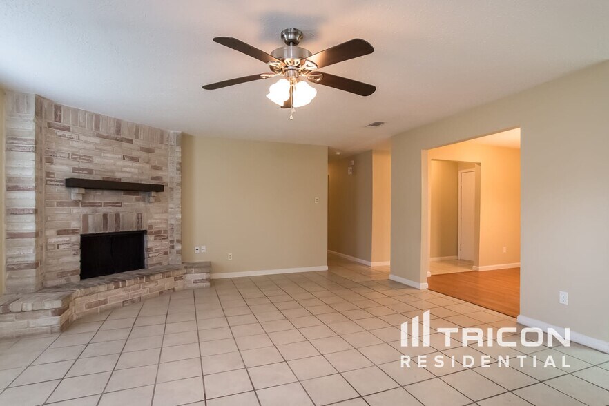 Building Photo - 10111 Enchanted Stone Dr