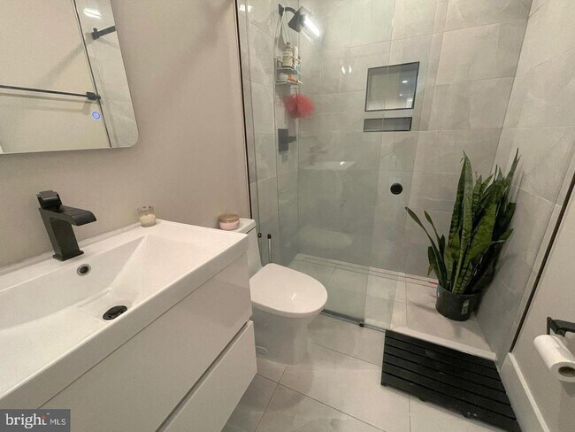 Building Photo - Cozy 3 Bedroom 2 Bathroom Condo- Conveniently Located in the heart of Washington, DC