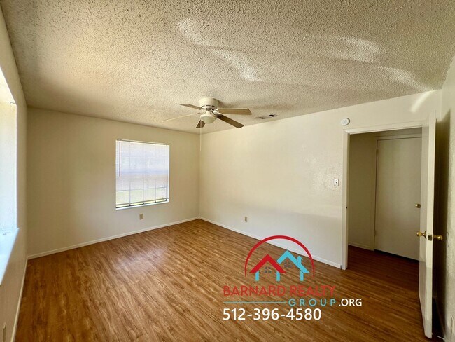Building Photo - Available Now: 2 bed/1 bath duplex with fenced yard available now!