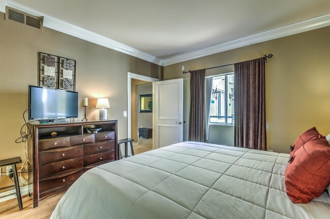 Building Photo - 210 E Flamingo Rd