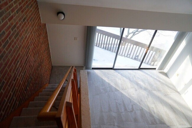 Building Photo - Immaculate 2 bedroom Loft Style Condo avai...