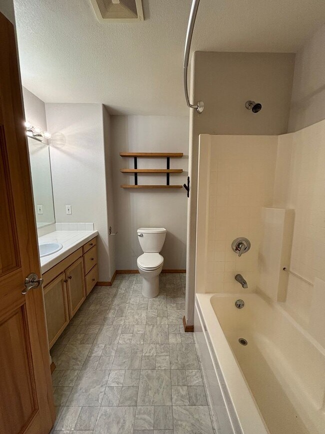 Building Photo - Beautiful Home on 1.2 Acres in Sandpoint