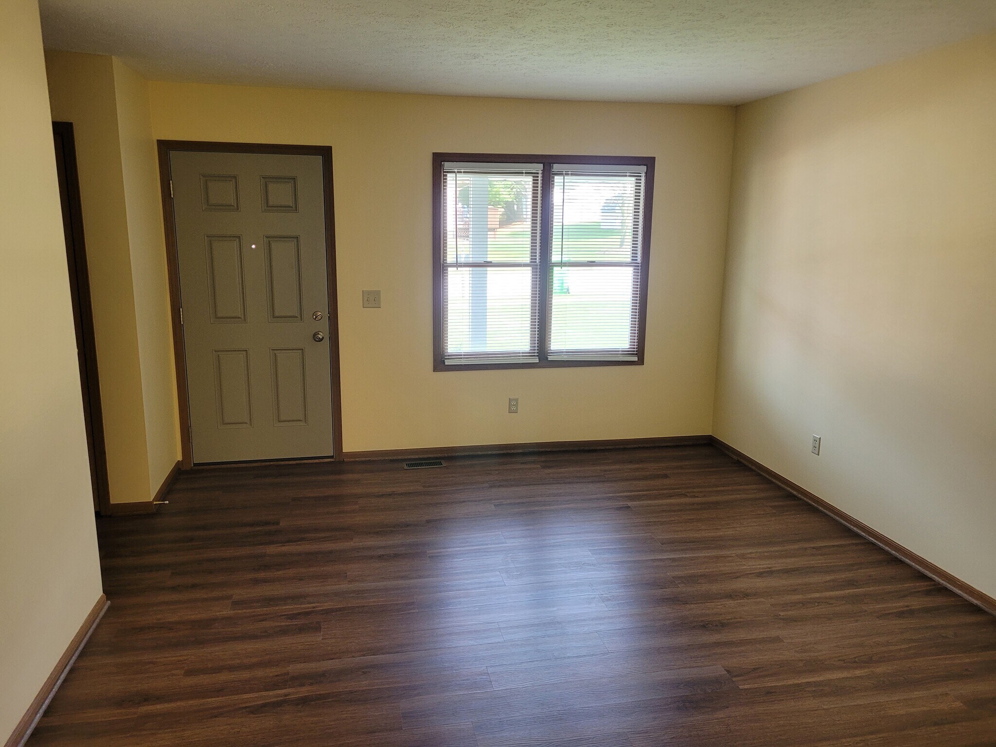Family Room - 892 Postiy St NW
