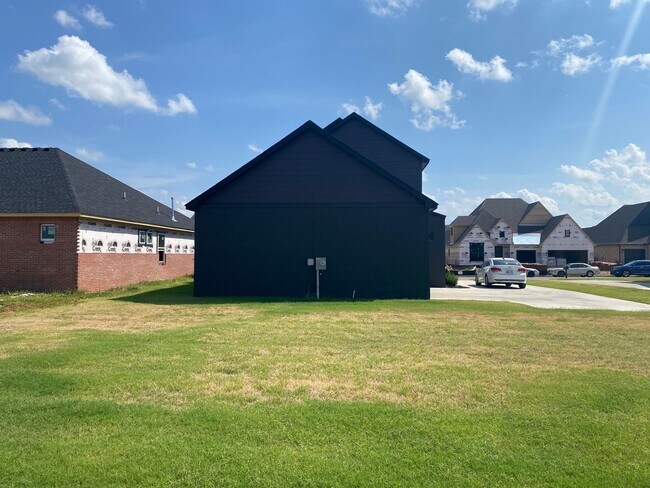 Building Photo - Beautiful contemporary 2-story home with 3 bedrooms and 2 bathrooms in Addison Creek.