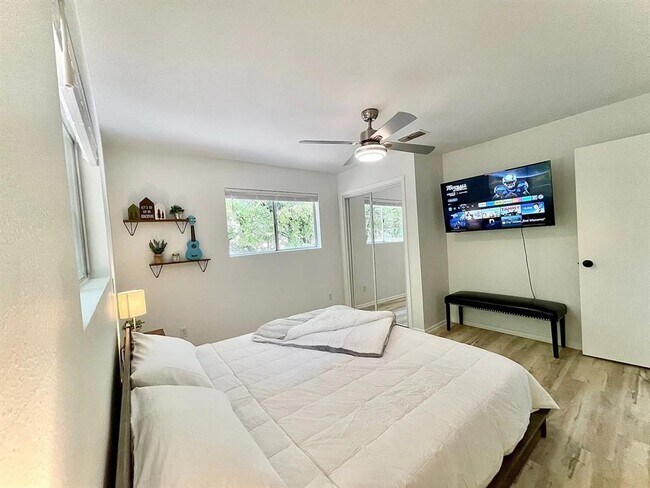 Building Photo - 1582 Valley Dr