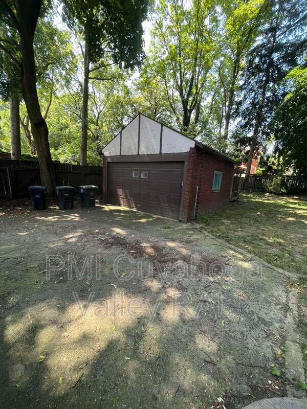 Building Photo - 358 Merriman Rd
