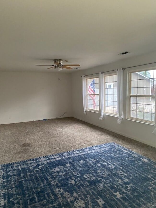 Building Photo - Beautiful Home w/ Pool - Country Oaks Subdivision