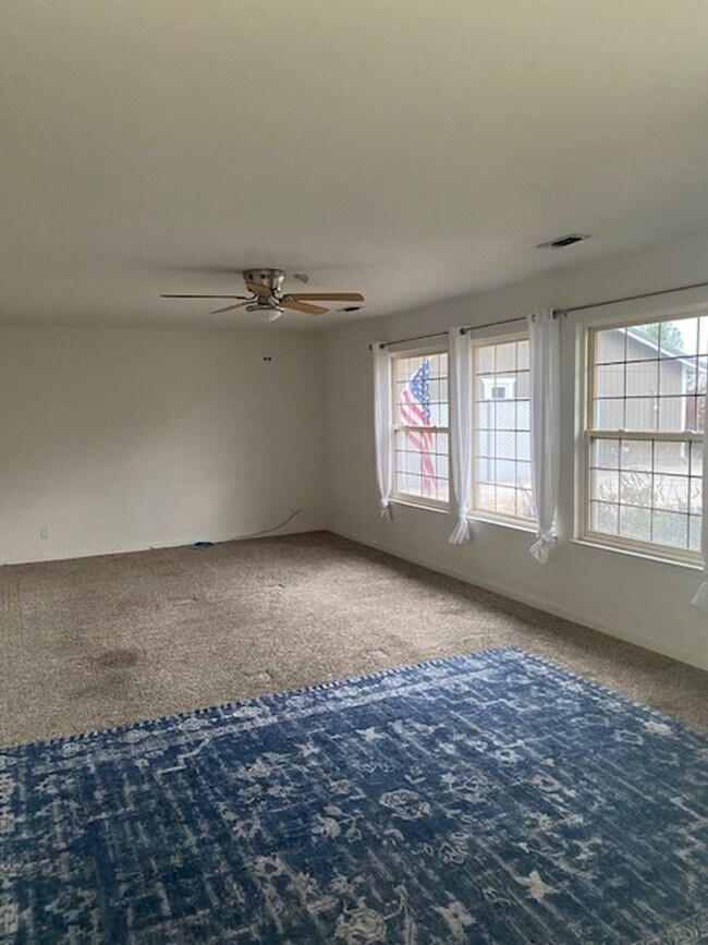 Building Photo - Beautiful Home w/ Pool