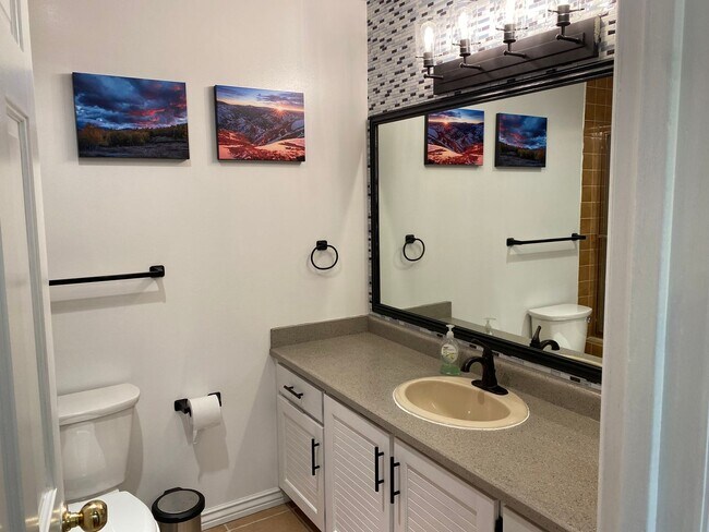 Building Photo - Brian Head Rental All utilities Included!!