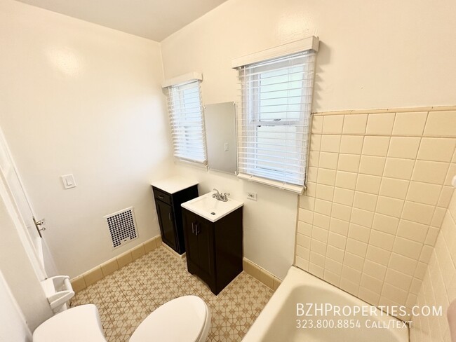 Building Photo - Newly Updated 1Bedroom 1Bathroom In Hollywood
