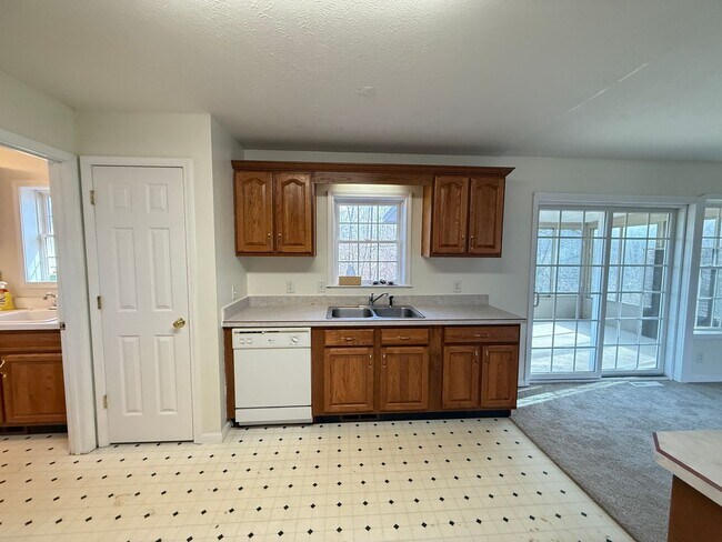Building Photo - Spacious 3-Bedroom Home with Sunroom and Attached 2-Car Garage in Manchester, MI