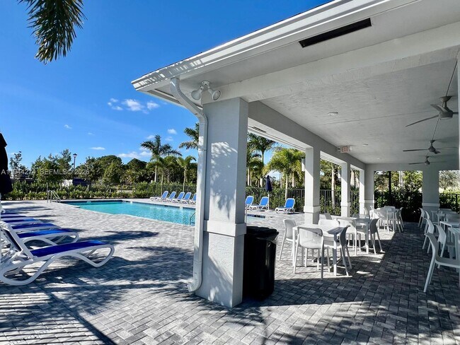 Building Photo - 405 SE Crossoak Ln