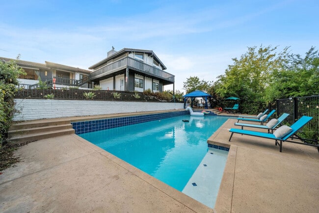 Building Photo - 5048 Bluff Pl