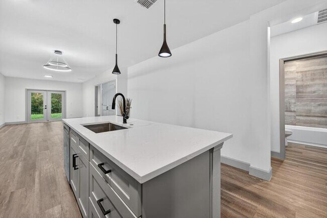 Building Photo - 2252 Fernwood St