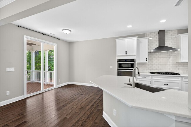 Building Photo - “5-Bedroom Home with Bonus Room & Resort-S...
