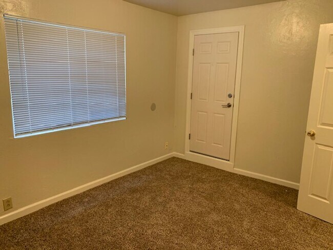 Building Photo - Cute 2 Bedroom in West Redding