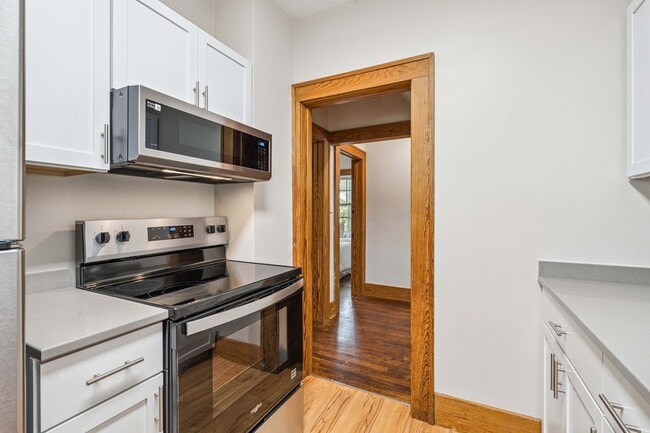 Building Photo - Cute 4 Bedroom 2 Bath Bungalow with a fenc...