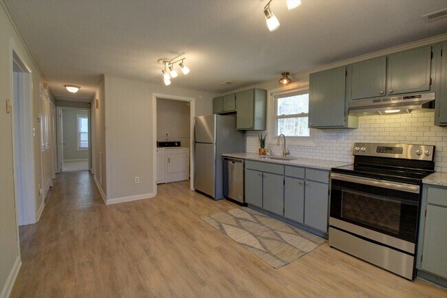 Building Photo - 2530 Glenbrook Dr