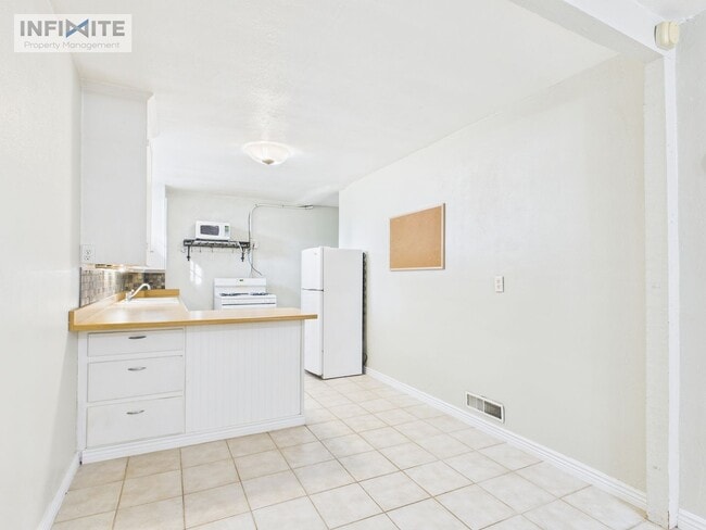 Building Photo - One Bedroom Apartment in the Heart of Down...