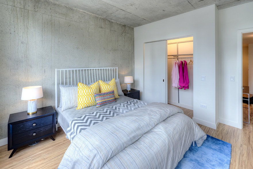 Building Photo - 150 N Desplaines St