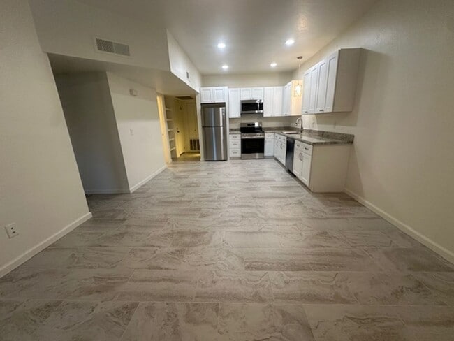 Building Photo - ELLIOT PLACE CONDOMINIUMS UPDATED/REMODELED GROUND FLOOR 1 BED PLUS DEN UNIT WITH 1 CAR GARAGE