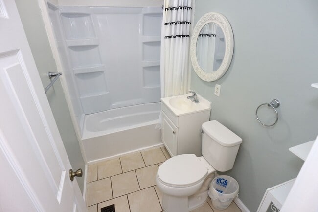 Building Photo - 2 Bedroom Home By Highland Park!
