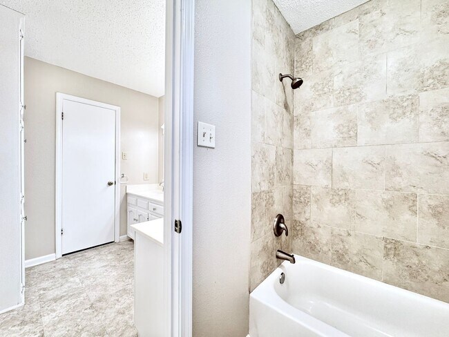 Building Photo - Beautiful Sherwood Oaks 3BR/2BA Home With Patio, Carport & Security Features!