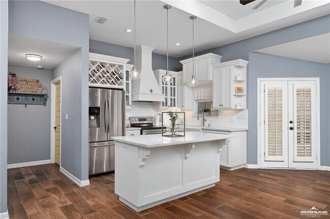 Building Photo - 13 Kingsborough Ave