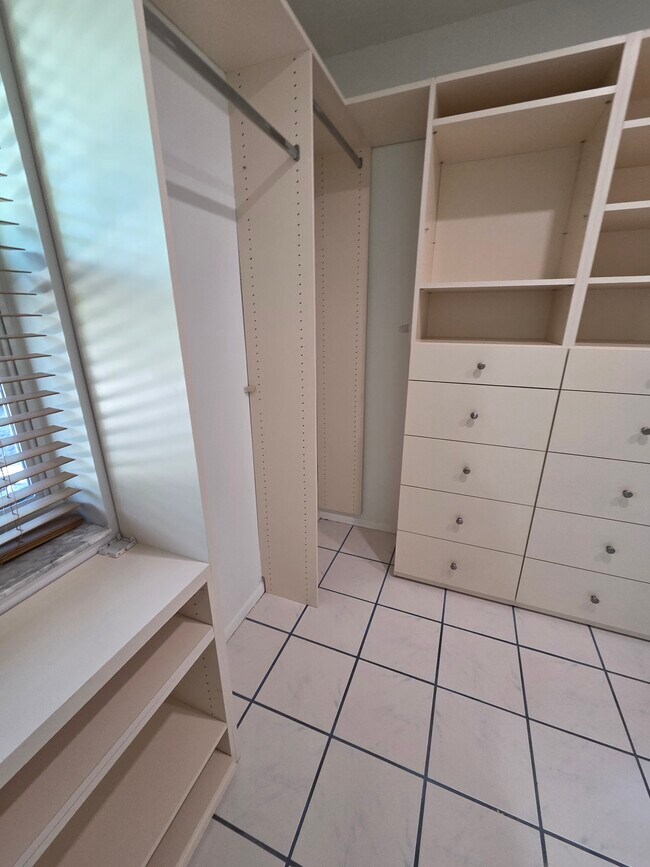 Building Photo - 1008 Macy St